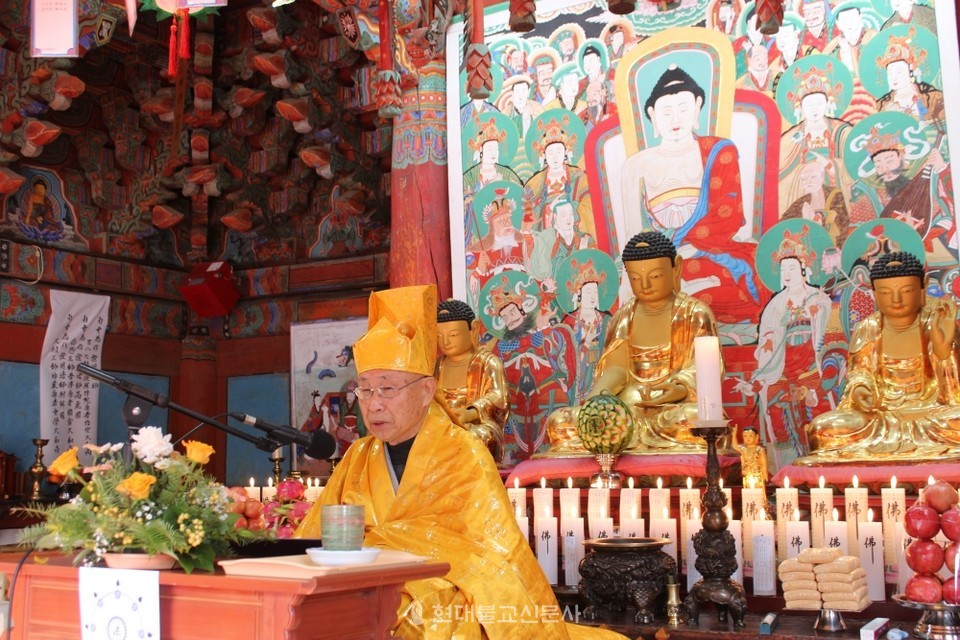 종정 도선스님이 법어를 내리고 있다