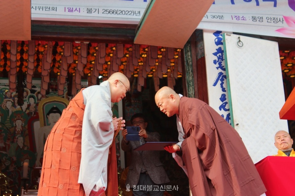 관효 스님은 이날 신임 김해창원교구원장 송열 스님에게 임명장을 전달했다