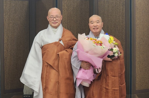 조계종 총무원장 진우 스님(사진 왼쪽)이 신임 중앙승가대 총장 월우 스님(사진 오른쪽)에게 임명장을 수여하고 기념촬영을 하고 있다.