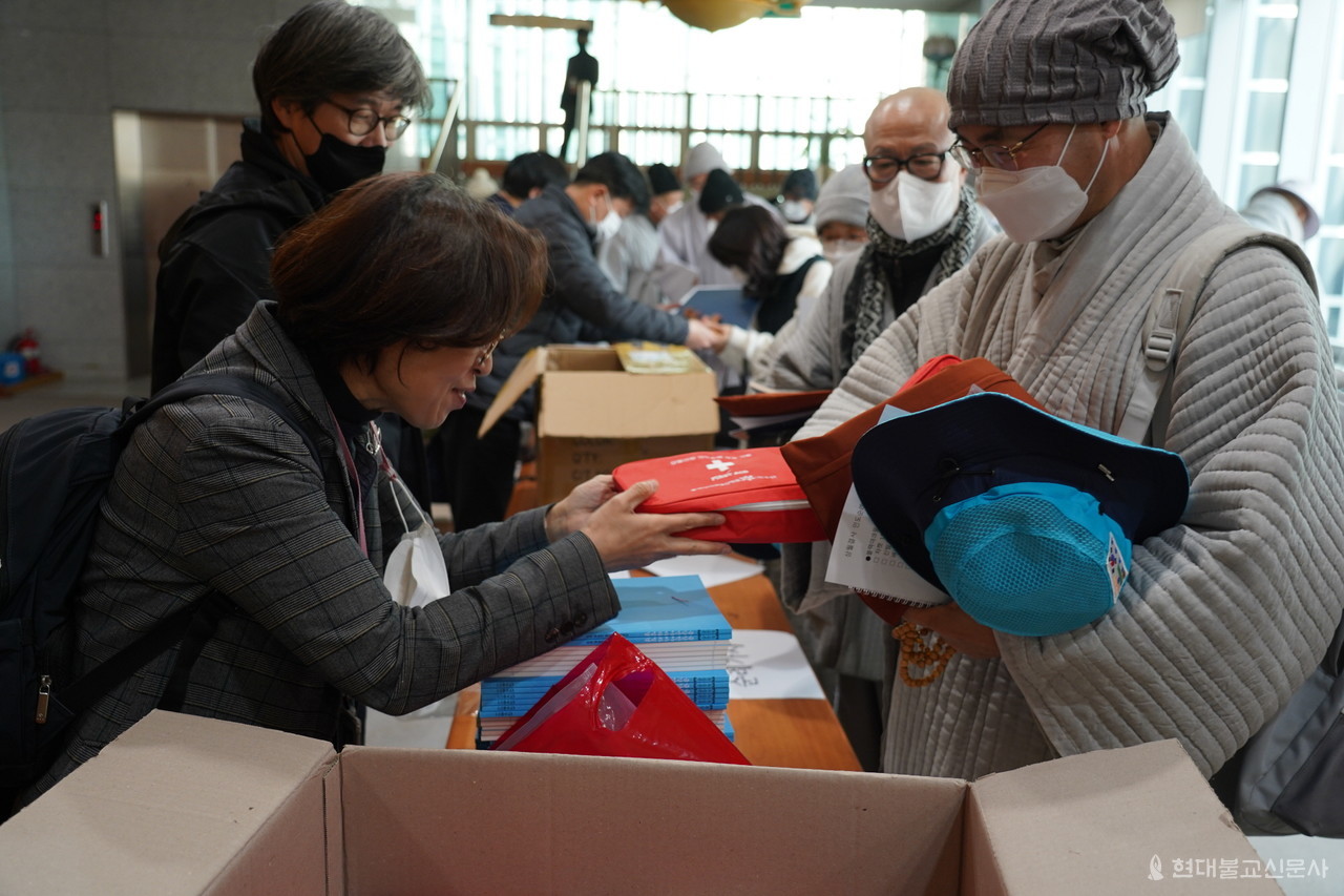 이날 모임 전에는 순례지원단에서 물품을 전달했다. 또한 동국대 의료원 등에서 긴급약품 등을 보시했다. 