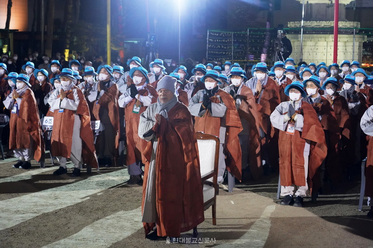조계종 총무원(원장 진우)과 상월결사(회주 자승)는 2월 9일 오전 6시 서울 종로 조계사에서 ‘상월결사 인도순례 고불식’을 봉행했다. 사진은 순례단과 사부대중이 삼귀의를 하고 있는 모습.