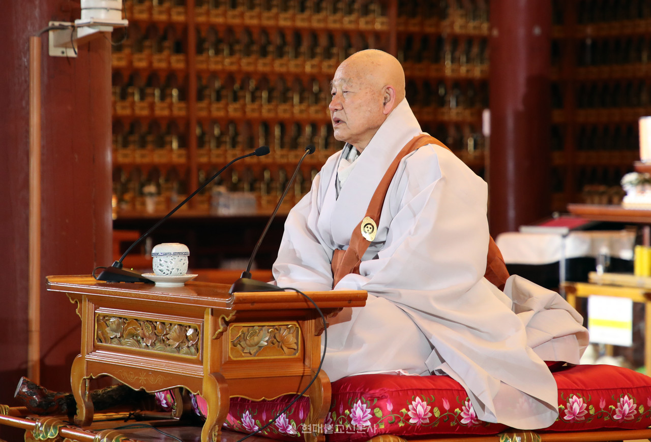 종정예하 중봉 성파 대종사가 법어를 내리고 있다.