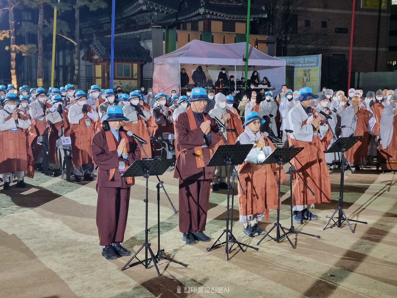 사부대중이 발원문을 봉독하고 있다.