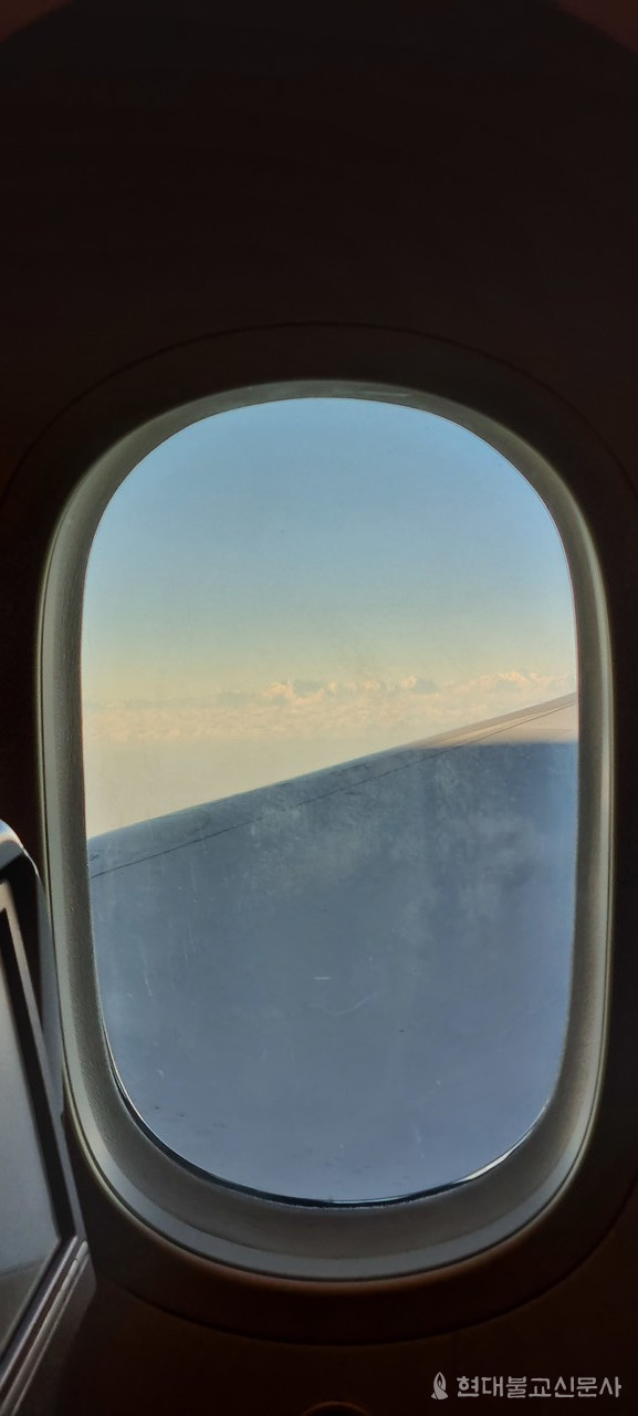 비행기 창밖으로 에베레스트를 비롯한 히말라야 산맥의 높은 산들이 구름위로 모습을 드러냈다,