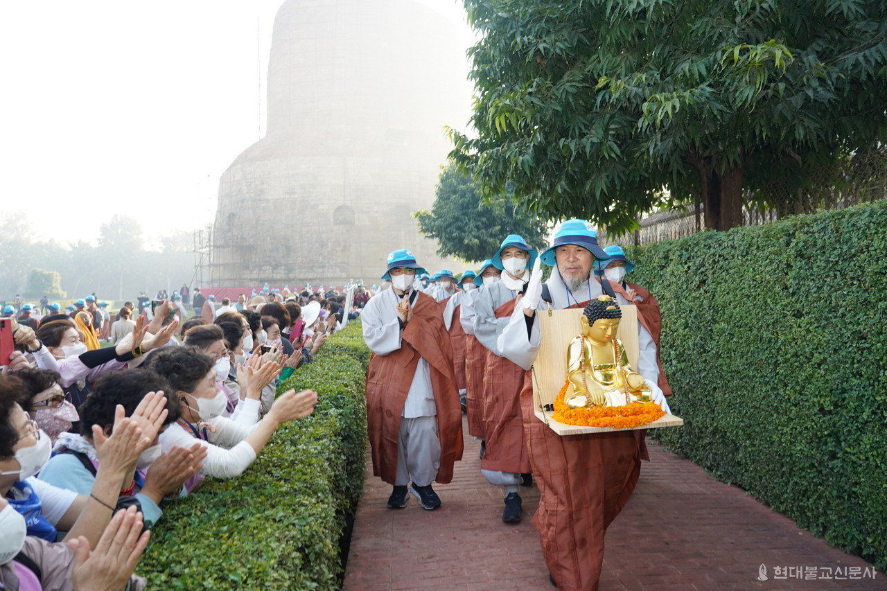 한국에서 온 불자들의 환송을 뒤로 상월결사 회주 자승 스님이 부처님을 직접 품에 안고 사르나트 녹야원을 나서고 있다.