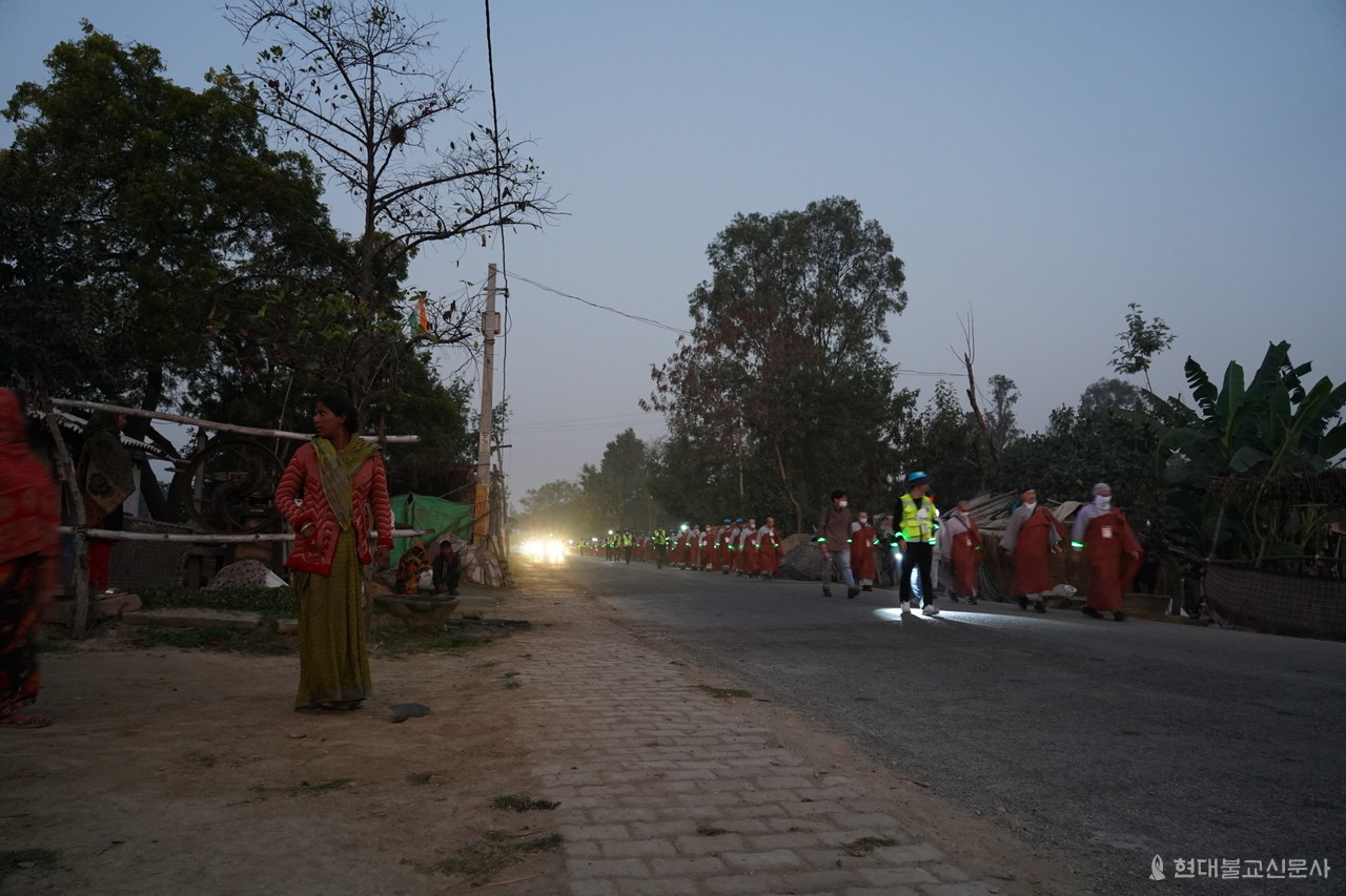 2월 11일 새벽 3시에 행선을 시작한 순례단은 동이 틀 무렵 이날 순례 일정의 2/3을 지났다. 인도 마을 주민들이 순례단을 지켜보고 있다.