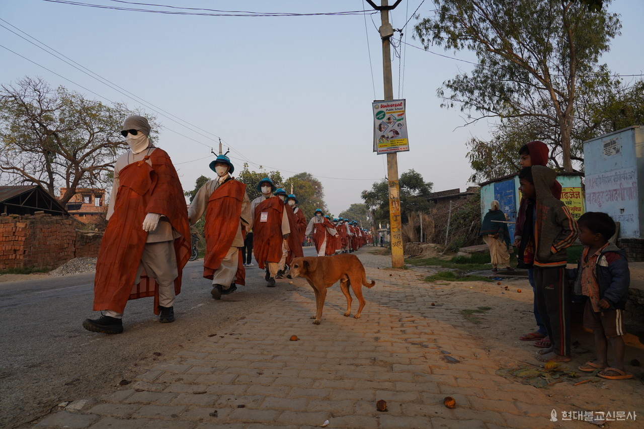 회주 자승 스님을 필두로 한 순례단의 행선을 인도 아이들이 지켜보고 있다.