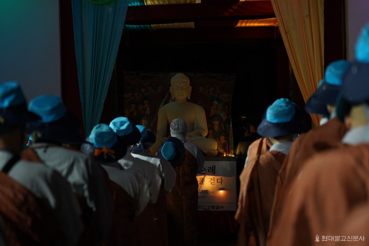 새벽 행선 전 하얀 큰 부처님께 발원문을 올리는 고불의식을 하고 있다.