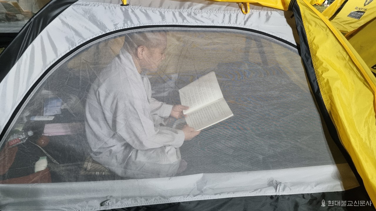 2월 12일 저녁 예불 이후 각자의 텐트 안에서 금강경 독송을 함께 하고 있는 스님의 모습 