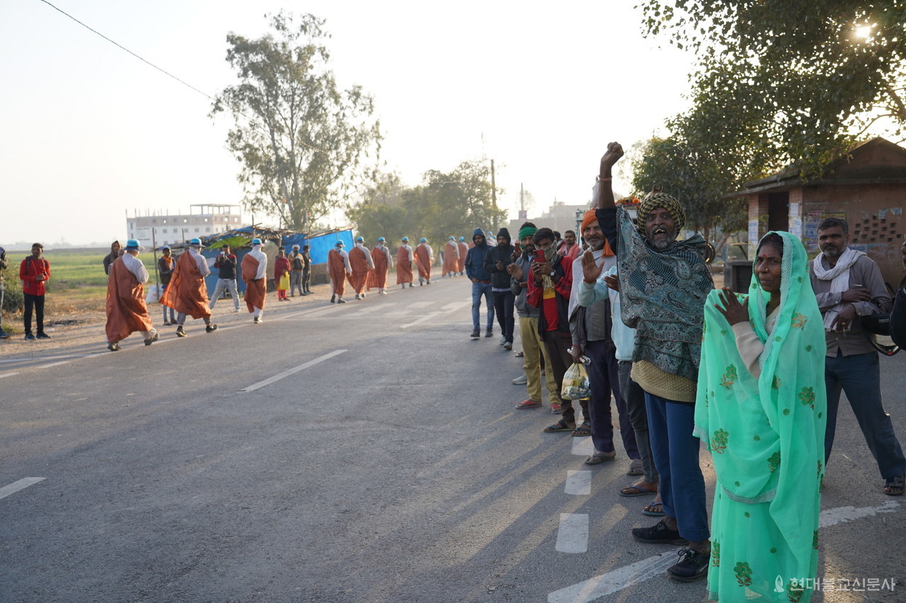 순례단 행렬에 축원을 올리고 있는 인도주민들