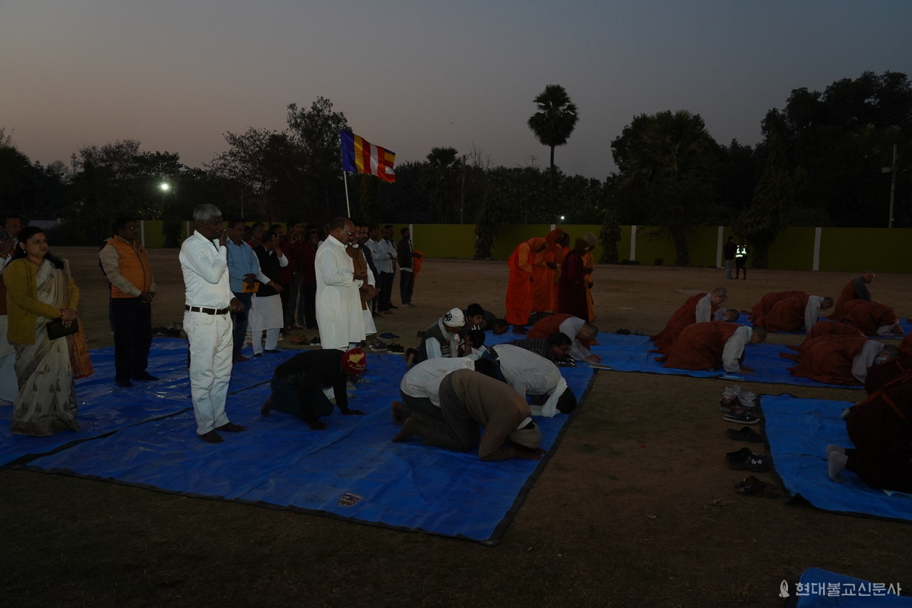 순례단의 108배에 맞춰 인도불자들이 절을 올리고 있다.