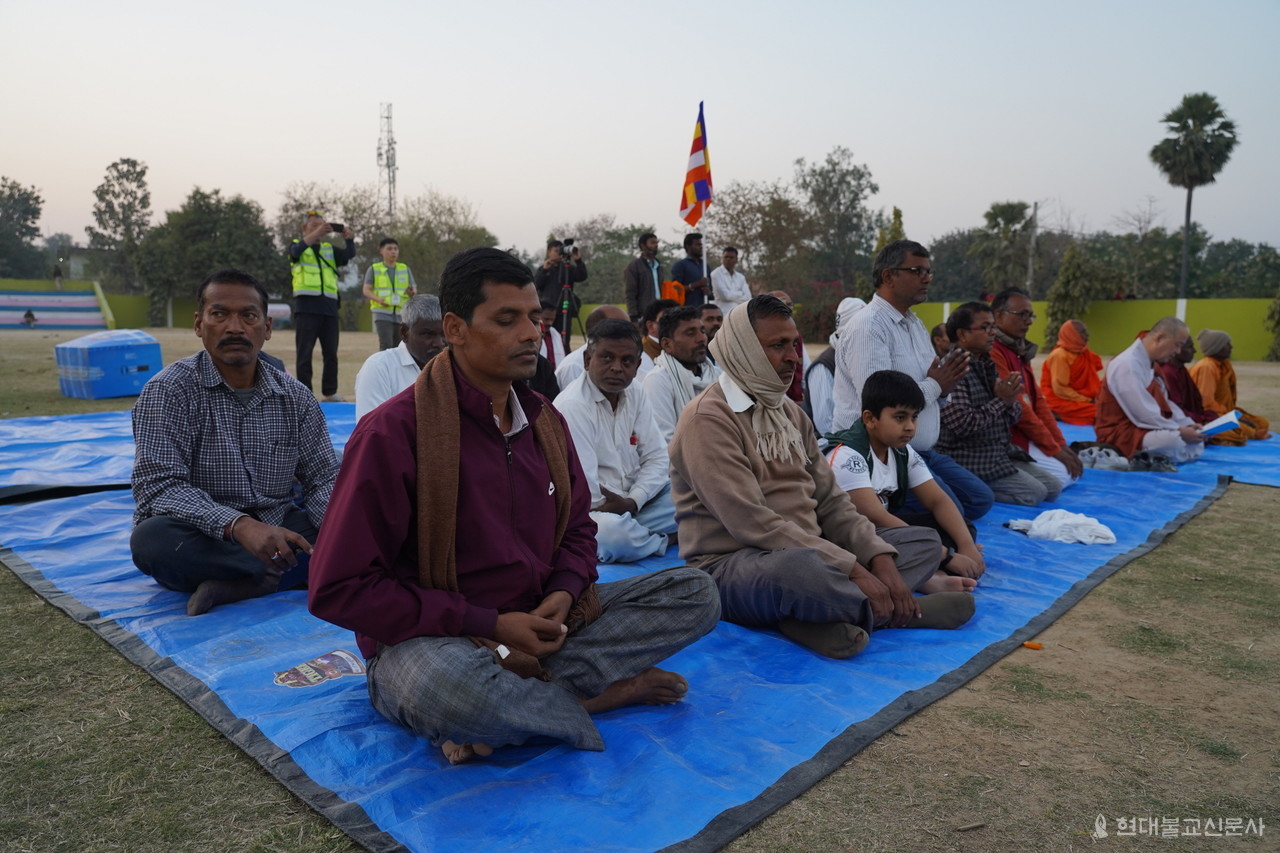 스님들이 금강경 독송을 하는 동안 인도불자들이 금강경 독송을 듣고 있다.