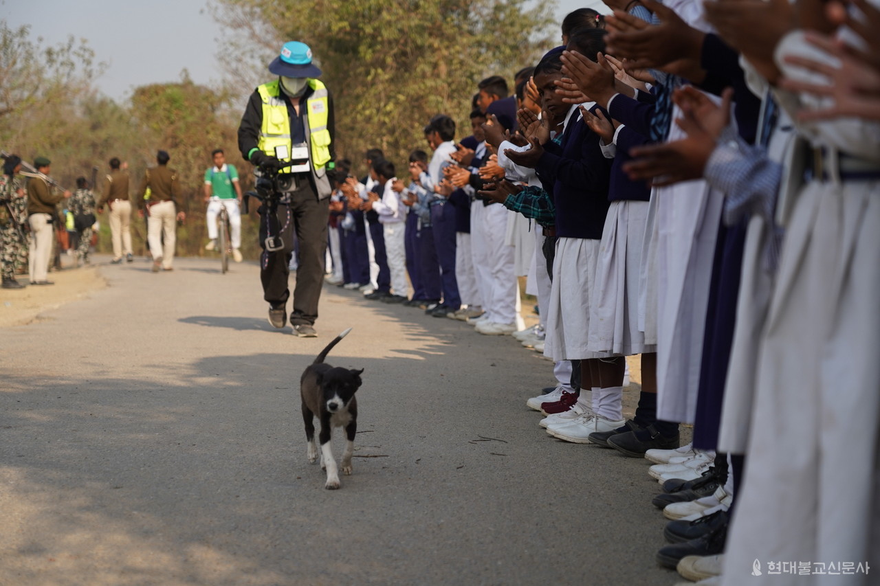 강아지 순례가 마치 순례단을 외호하는 듯 순례단에 앞서 걷고 있다. 순례단을 환영하는 인도 어린이들도 강아지가 앞장서는 모습이 신기했는지 쳐다보고 있다. 