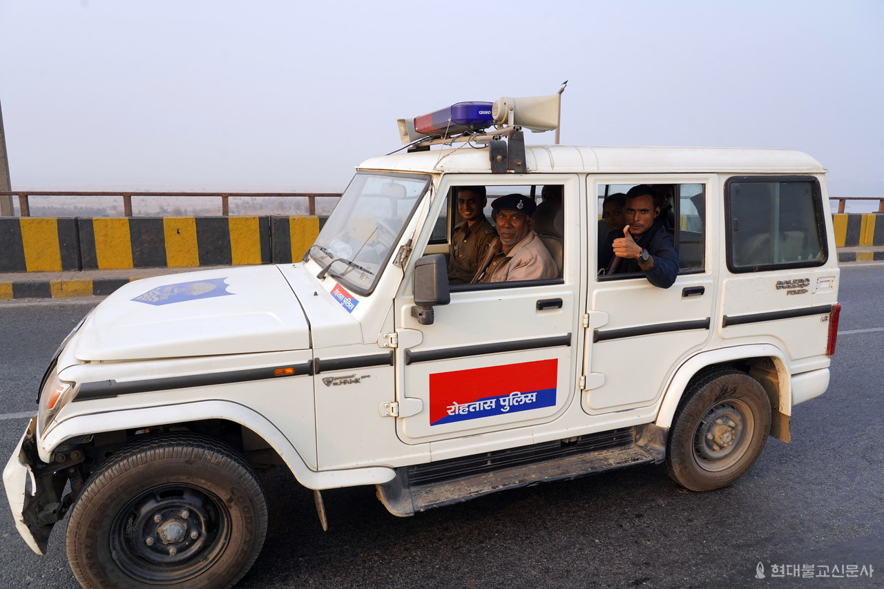 순례단 행선 선두에서 도로 통제를 담당하는 인도경찰들의 모습.