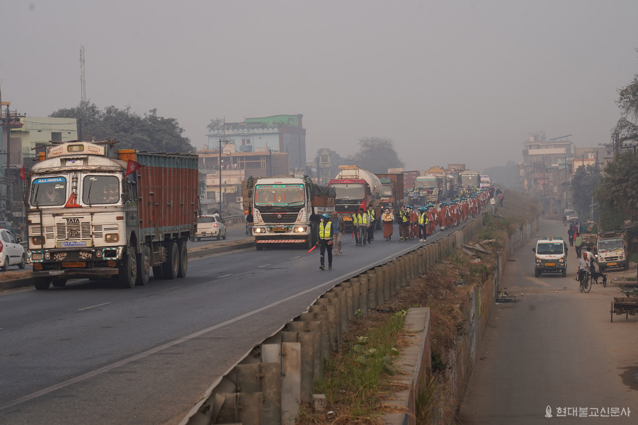 순례단이 손강 근처로 향하고 있다.  도로에서 위험한 구간은 도로가 넓어지는 구간이다. 조금만 느리게 가도 경적을 울리고 추월하는 인도에서 도로가 넓어지면 그쪽으로 뒤편의 차들이 튀어나오기 때문이다. 