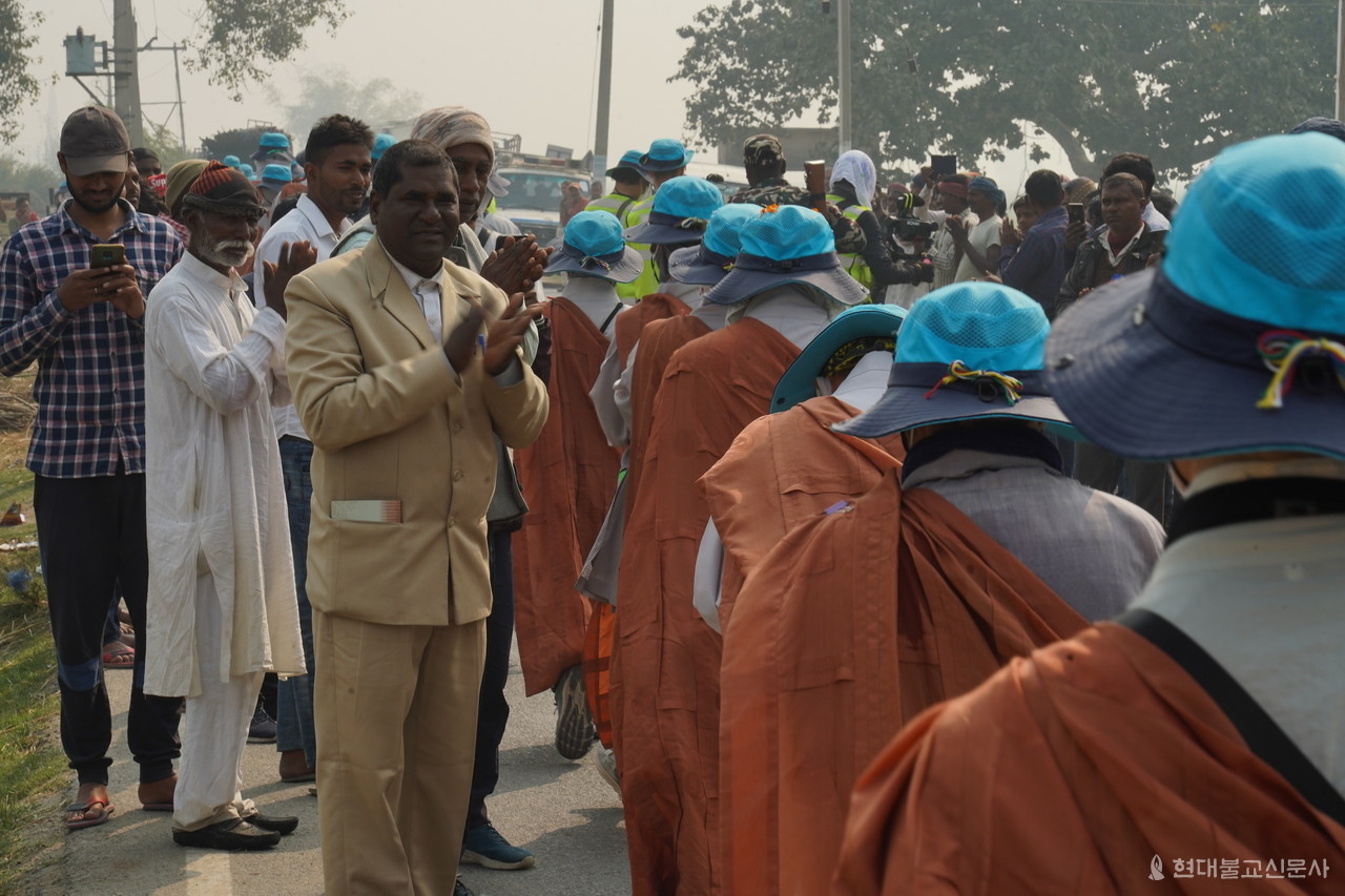 순례단 방문에 산푸르살라 씨(황토색 정장)를 비롯한 마을주민들이 박수로 맞이 하고 있다. 