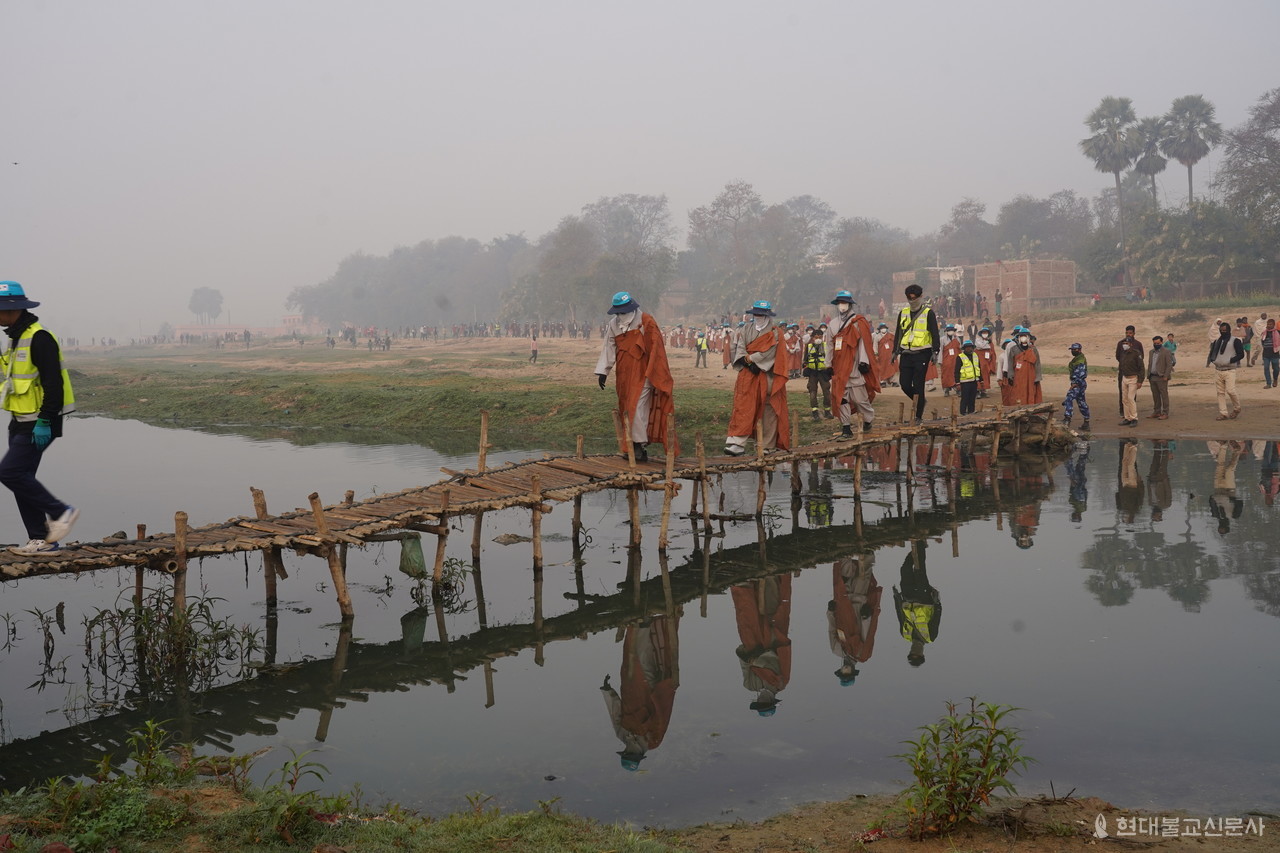 아침 공양 이후 코라이푸르에서 나무로 이뤄진 다리를 순례단이 건너는 모습.