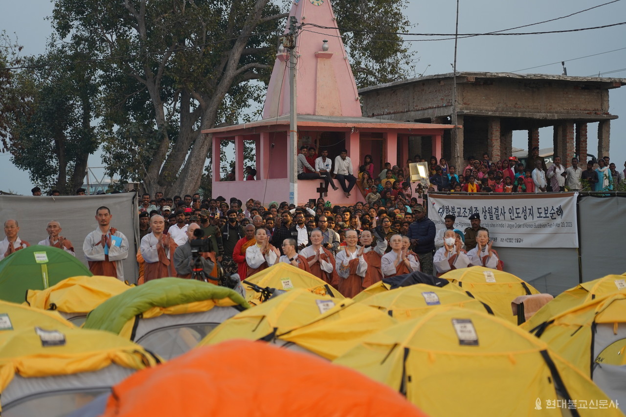 이날 저녁 예불에는 인근마을까지 수많은 불자들이 찾아와 법회의식을 함께 했다.