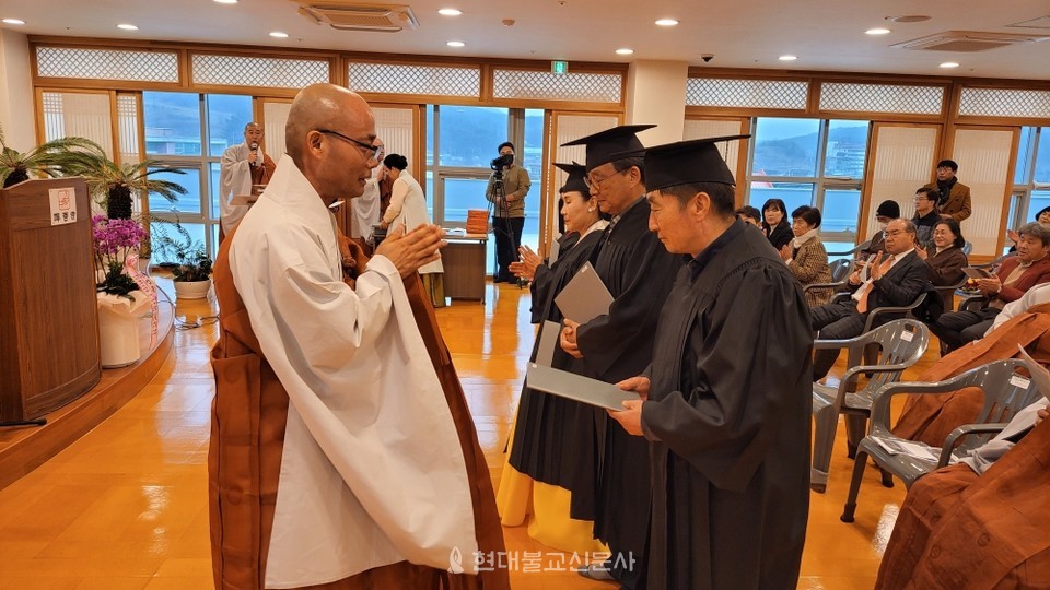 선운사불교대학 학장 경우스님이 졸업생 모두에게 졸업장을 수여하고 있다