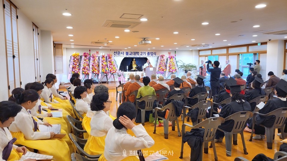 선운사불교대학장 경우스님이 치사를 하고 있다