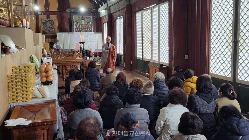 혜수스님이 선운사 생전예수재에 동참한 불자들에게 생전예수재의의미에 대해 설명하고 있다