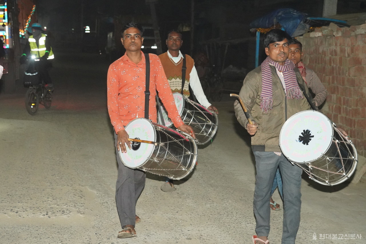 2월 20일 순례에는 순례단 선두에 인도 전통타악기를 든 인도주민들이 인도전통가락을 수시간 동안 연주하며 순례단에게 힘을 불어넣어줬다. 이들은 순례단이 도착하기 1시간 전부터 마을 어귀에서 순례단을 기다렸다.