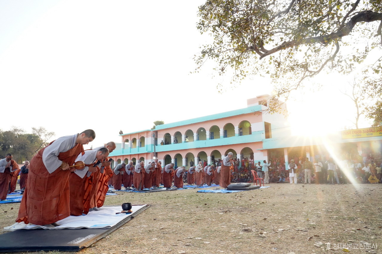 인도불교 중흥과 한국불교 중흥을 함께 이끌고 있는 순례단에 부처님 광명이 비쳐지고 있다.
