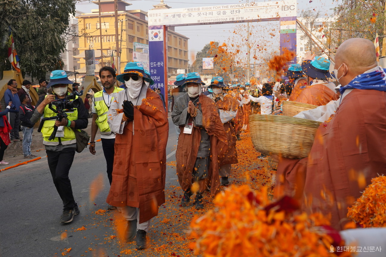 순례단이 보드가야 입구로 들어서자 한국에서 온 불자들과 인도주민들이 준비한 꽃을 뿌리며 원만회향을 기원하고 있다.