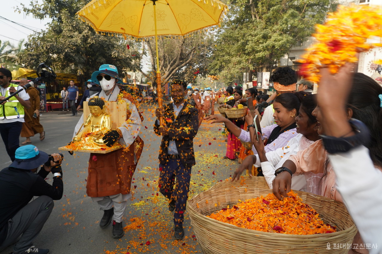마하보디사원 인근부터는 회주 자승 스님이 직접 작은부처님을 이운했다. 그 길에 인도주민들이 나와 꽃을 뿌렸다.