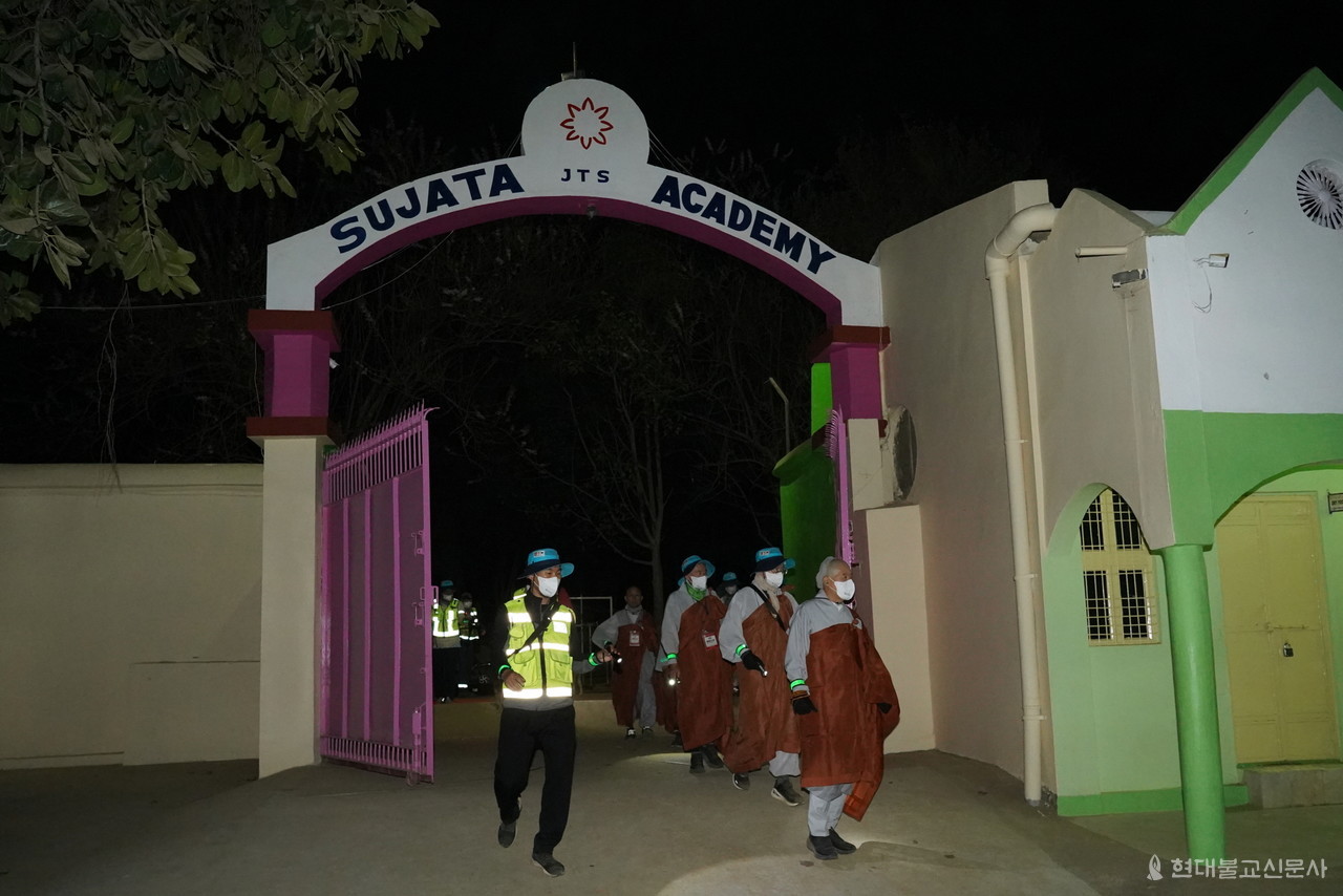 새벽 5시 경 도착한 전정각산의 수자타 아카데미. 정토회 산하 국제구호단체인 JTS가 불가촉천민 지역인 전정각산에서 무료로 운영하는 학교다.
