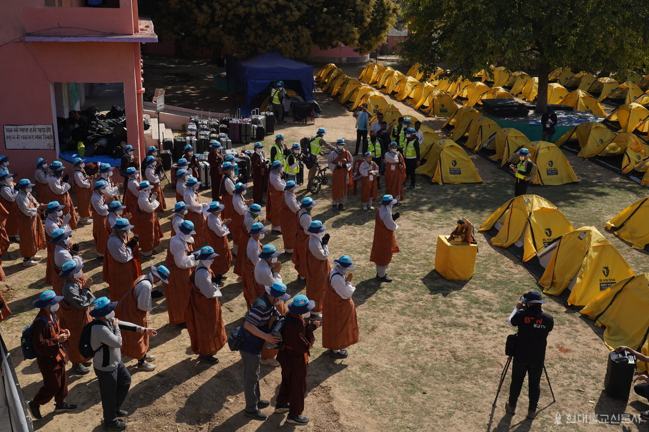 라즈기르에서 24km 떨어진 비까이푸르 마을 학교에 마련된 숙영지서 회향의식을 하는 순례단의 모습.
