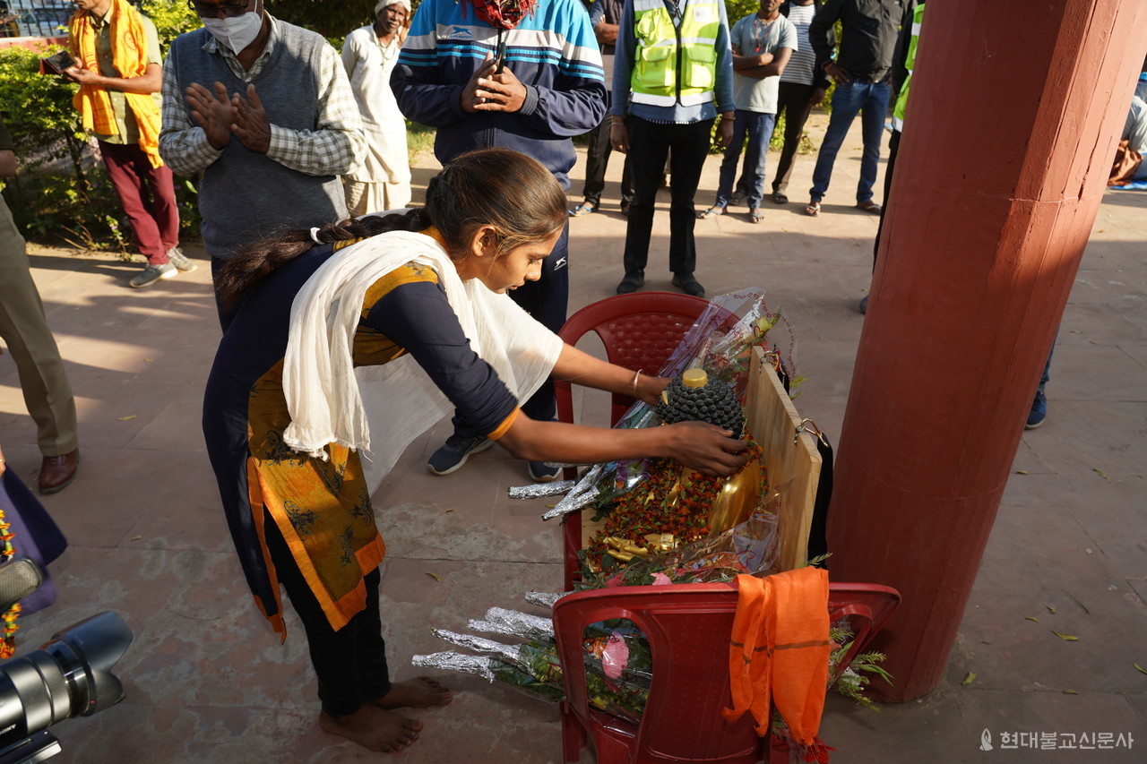 게헤로르 마을에서 마을 주민들이 부처님에게 꽃공양을 올리고 있다. 