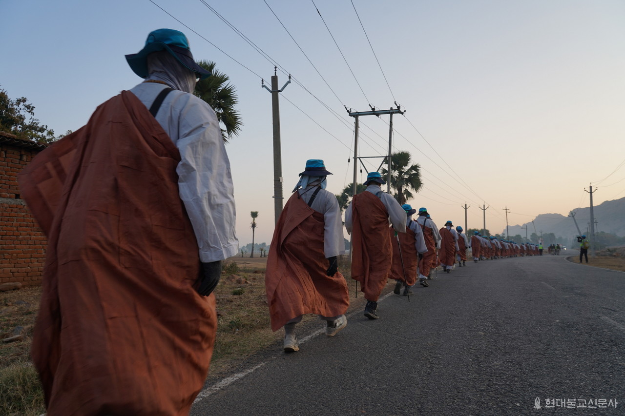 부처님께서 1000여 비구와 함께 마가다국의 수도인 라즈기르로 향한 길. 당시 행렬의 장엄함도 이와 같았을 것이다.