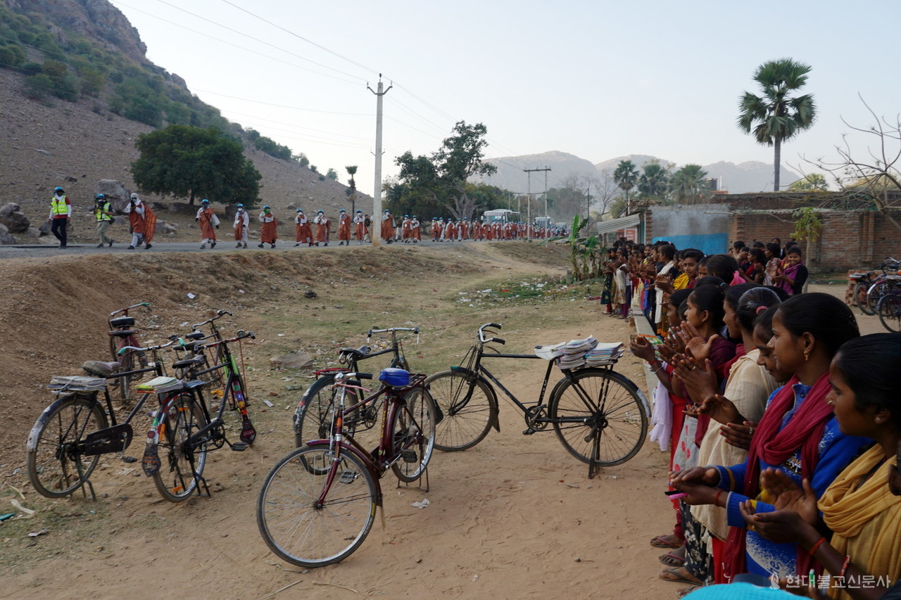 이 인근 마을에는 야지에서 수업을 받는 학교가 많았다. 그 학교 학생들이 수업 중 나와 스님들을 환영하고 있다.