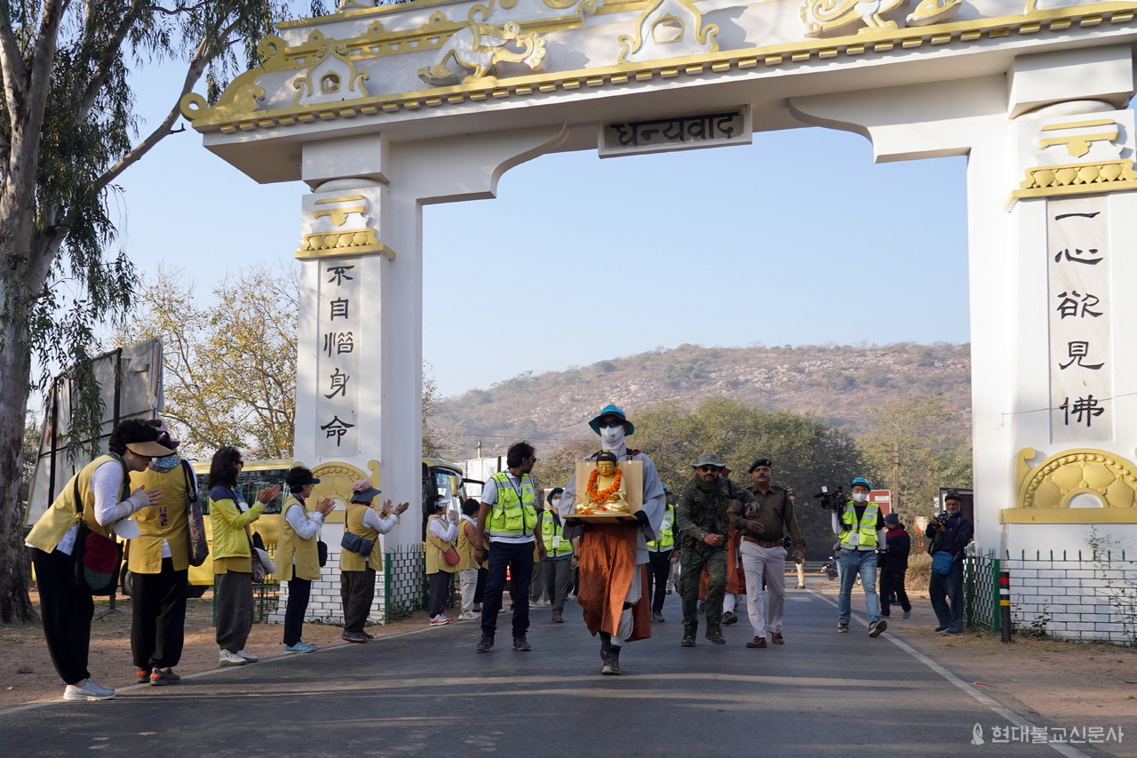 의왕 용화사에서 온 성지순례팀이 영축산 입구에서 상월결사 인도순례단을 환영하고 있다.