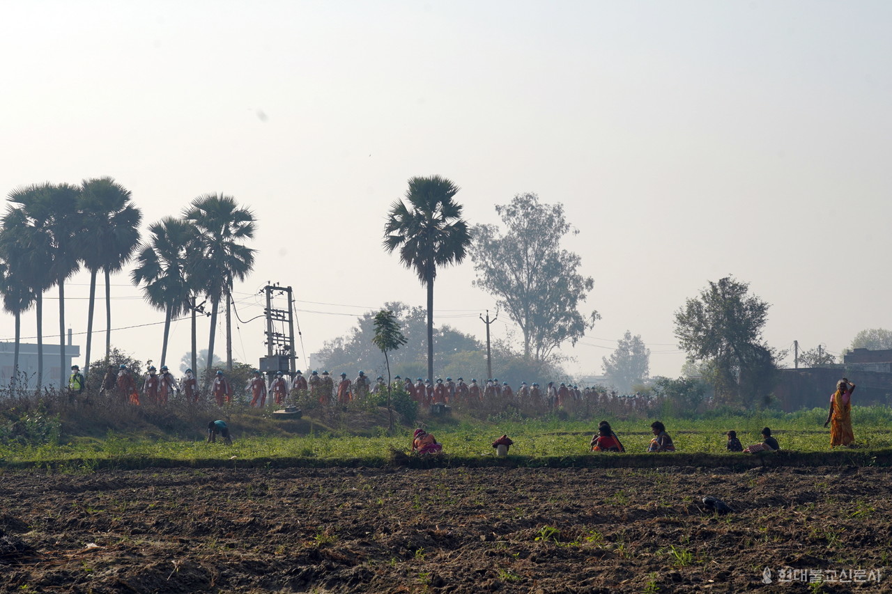 감자를 캐는 인도 농촌주민들이 일하던 손을 놓고 순례단의 행선에 경배했다. 