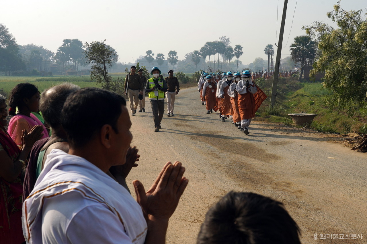 부처님과 그 제자들의 향훈이 남아있는 마을 마다 주민들이 합장하고 박수치며 순례단을 환영했다.