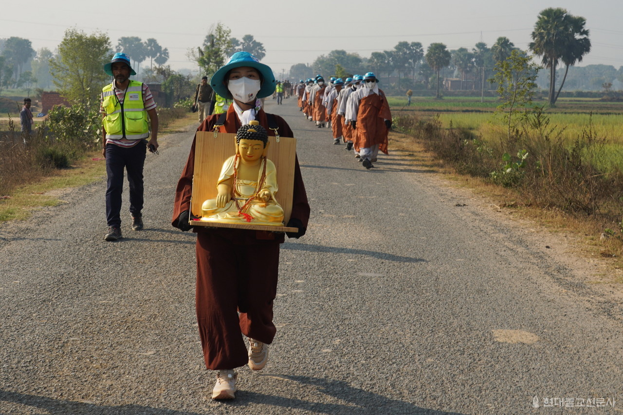 이날 행선은 지난 영축산에서 부처님의 법화 가르침을 이어 우바이들도 부처님 이운에 동참했다. 여성들이 부처님을 안고 이운하는 모습을 보고 많은 인도여성들이 합장했다.