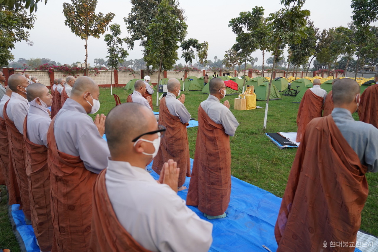 순례단은 야외 숙영 중 어느때보다 쾌적하게 숙영을 진행했다. 이들의 배려로 깨끗하게 사원에서 부처님을 모시고 저녁예불을 올리고 있다. 