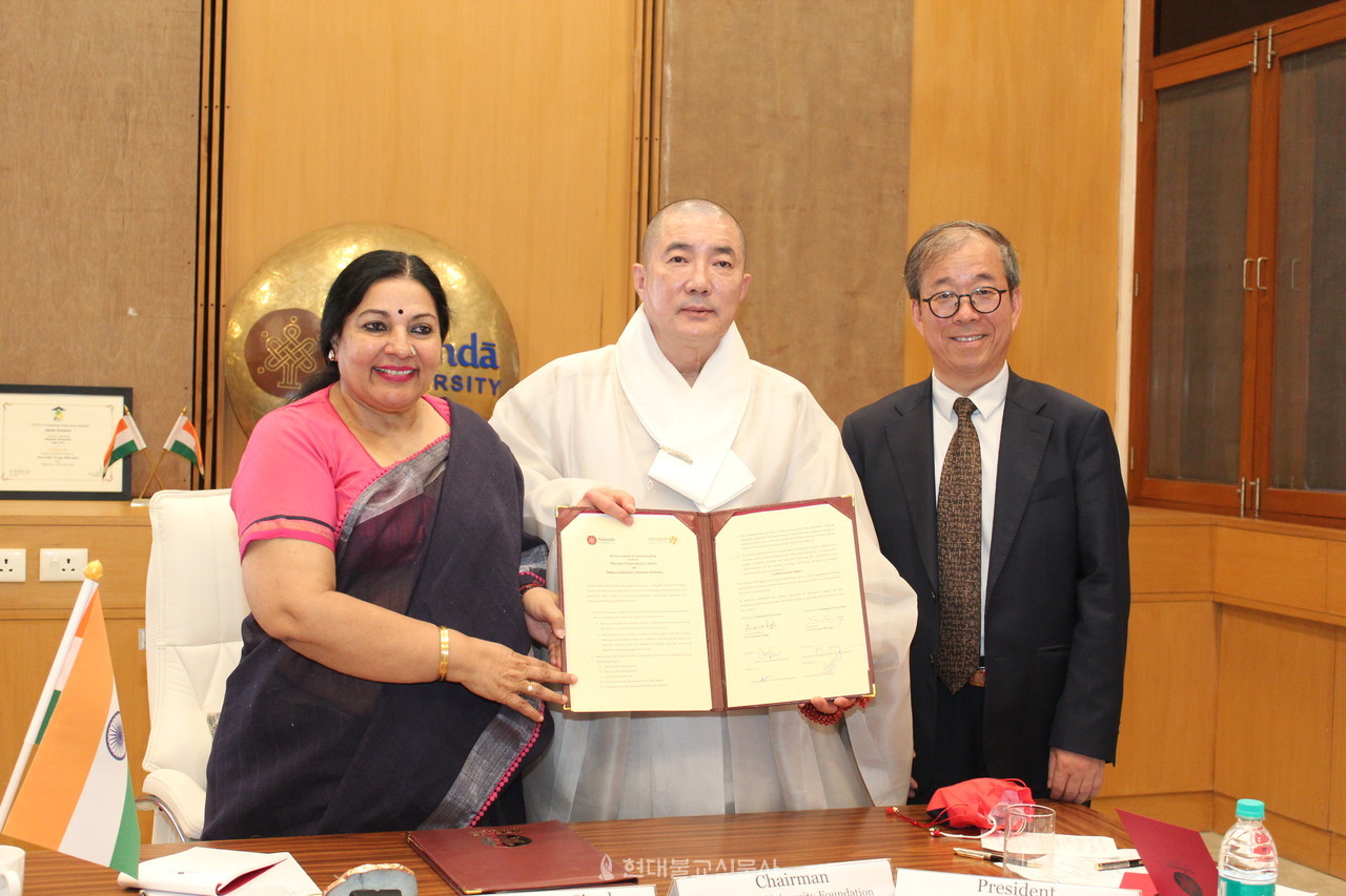 (왼쪽부터) 수나이나 싱 나란다대학 총장과 학교법인 동국대학교 건학위원장 돈관스님, 동국대학교 윤재웅 신임총장이 협약식 후 사진 촬영을 하고 있다.