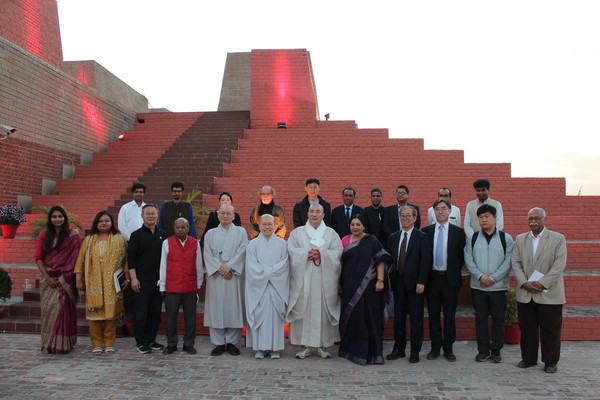 나란다대학과 동국대학교 관계자들이 기념사진 촬영을 하고 있다.