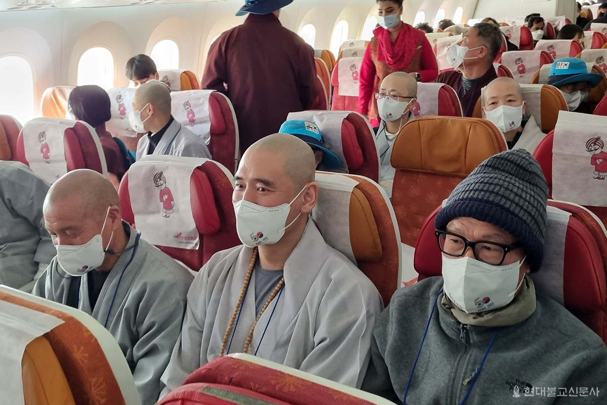 에어인디아에 탑승한 순례단 스님들이 떨리는 마음을 안고 비행기 좌석에 착석해 있다.