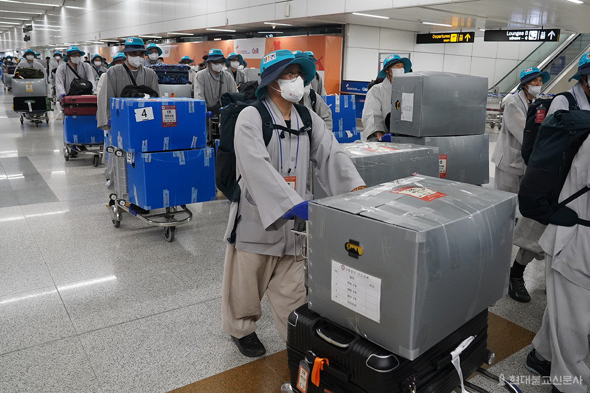 인도 델리공항에 도착한 순례단이 각자의 짐과 각자의 짐으로 위장?된 공용짐을 갖고 공항을 나오고 있다. 108명의 대중이 43일간 생활하는 만큼 공용화물이 엄청나게 많았다.