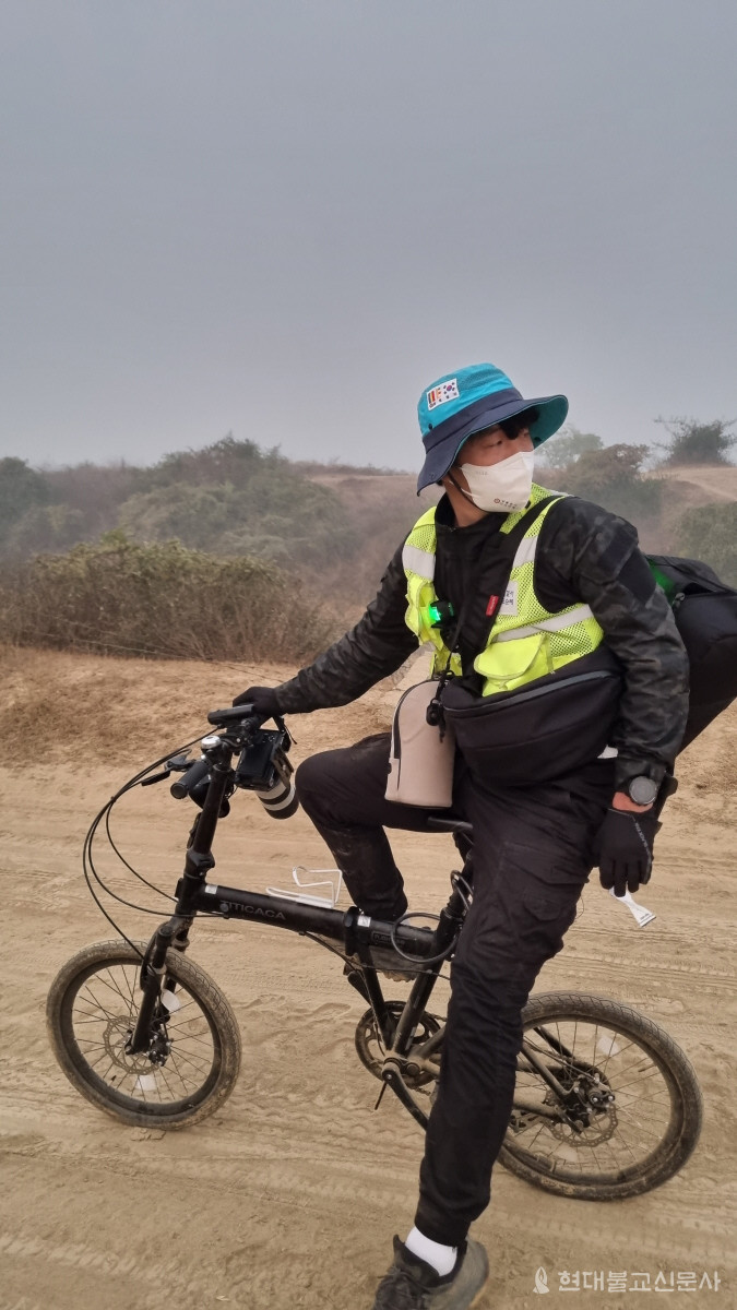 기어가 없는 자전거를 타는 인도인들이 가장 관심을 갖는 것이 바로 한국자전거다. 취재 마다 우르르 몰려와 자전거에 관심을 갖는다. 
