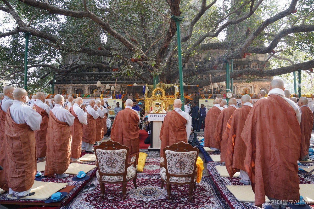 순례단 모든 스님들이 아침 삭발을 하고 부처님 정각지에서 서원을 세웠다.
