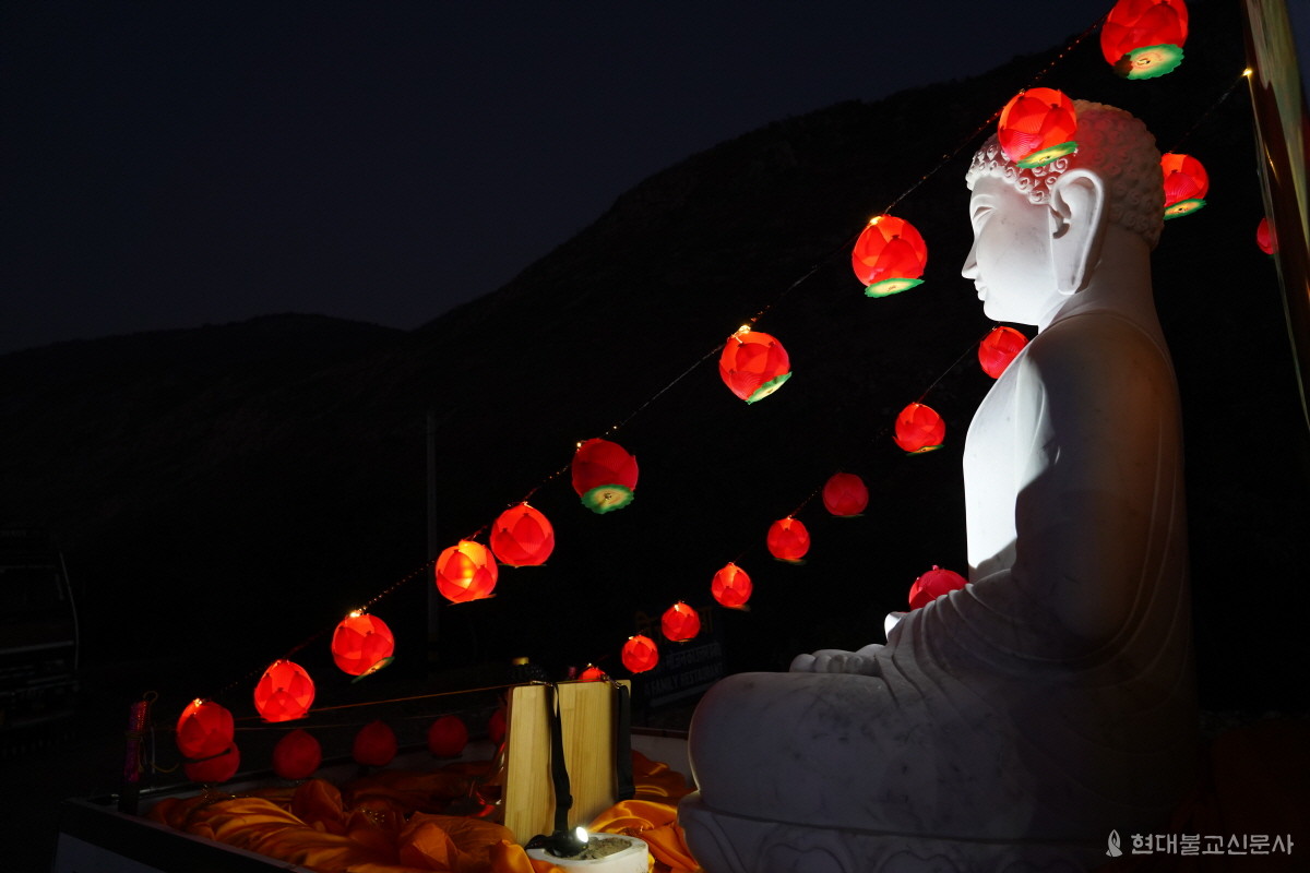 라지기르 영축산으로 향하는 길. 지난날 연등으로 장엄한 부처님이 밝게 앞을 비추었다.