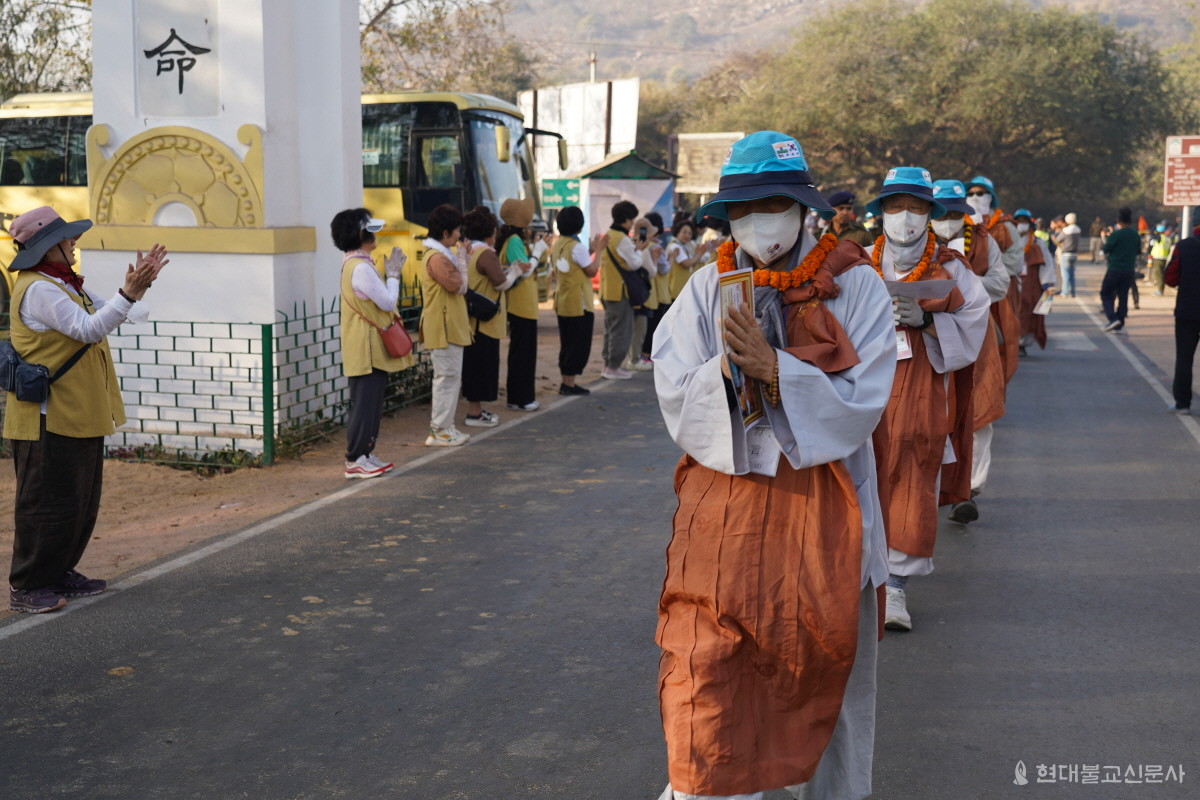 영축산 입구에서 인천 용화사 신도들의 환영을 받는 순례단의 모습.