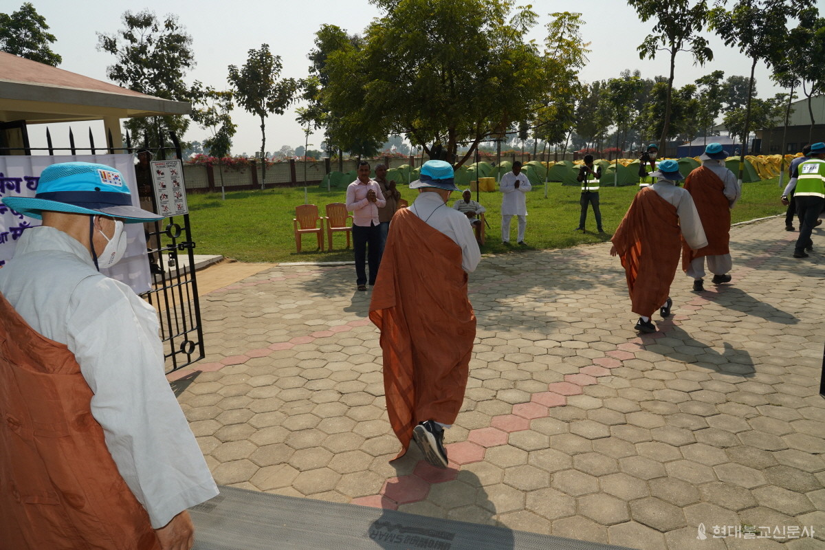 이 수행공동체 사원 신도들이 스님들을 반갑게 맞이하고 있다.