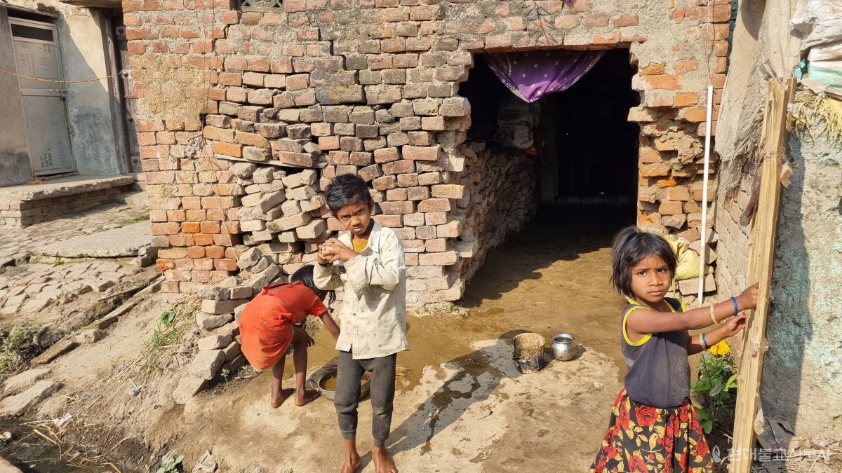 인도의 농촌마을에서 살아가는 아이들의 모습. 맨발로 다니는 아이들이 많다. 예전 우리 농촌 초가집처럼 집 한쪽은 가축이, 집 한쪽은 사람들이 산다.