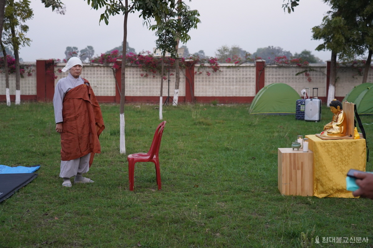 이날 저녁예불 후 출가재일을 앞두고 불교의 미래에 대해 이야기한 회주 자승 스님의 모습.